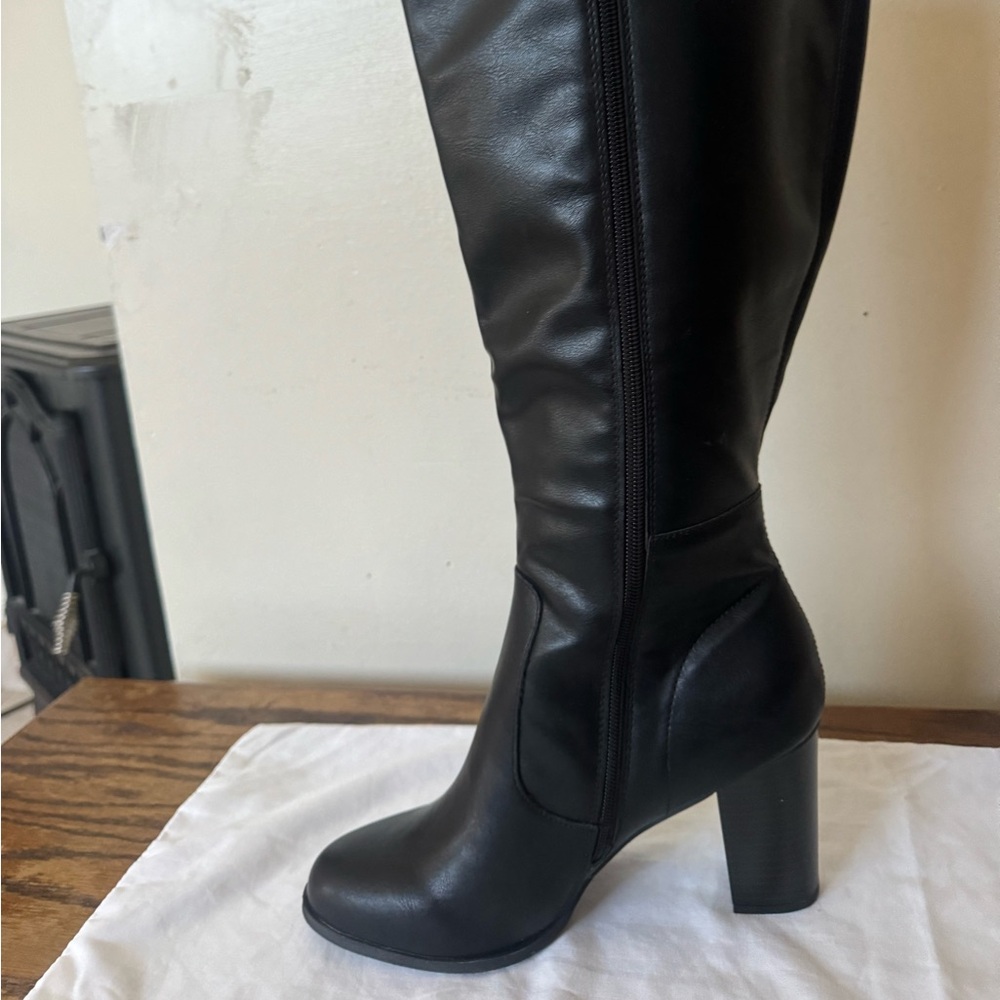 Style & Company, Size 8, Black Boot, Wide Calf. selling these nice boots